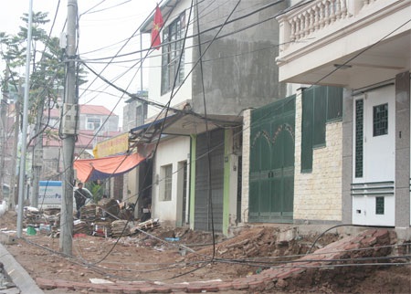 Dây viễn thông “dọa” người trên đường Văn Cao - Hoàng Hoa Thám - 6