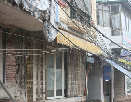 Dây viễn thông “dọa” người trên đường Văn Cao - Hoàng Hoa Thám - 3