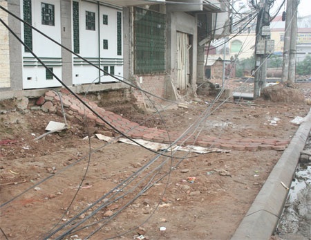 Dây viễn thông “dọa” người trên đường Văn Cao - Hoàng Hoa Thám - 5