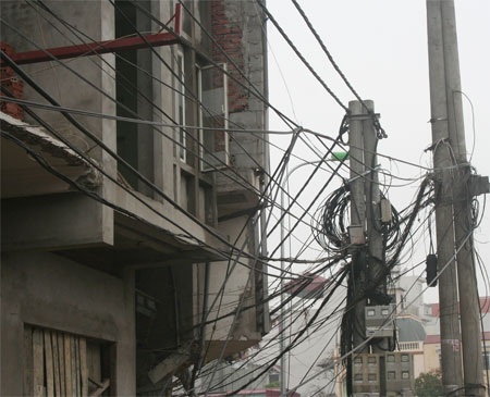 Dây viễn thông “dọa” người trên đường Văn Cao - Hoàng Hoa Thám - 2