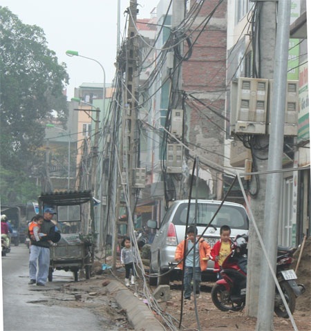 Dây viễn thông “dọa” người trên đường Văn Cao - Hoàng Hoa Thám - 8