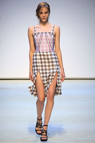 BST xuân hè 2010 của Christopher Kane  - 11