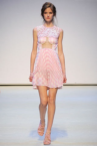 BST xuân hè 2010 của Christopher Kane  - 14