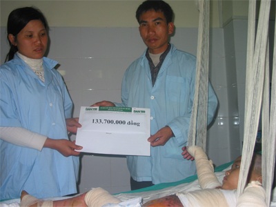 Bé bỏng vôi cần thêm ít nhất một tháng điều trị phục hồi chức năng - 6 Bé bỏng vôi cần thêm ít nhất một tháng điều trị phục hồi chức năng - 6