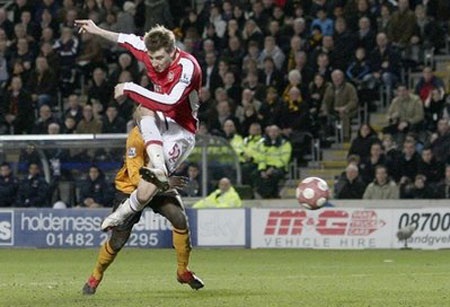 Nhọc nhằn hạ Hull City, Arsenal tạm thế chỗ MU - 4 Nhọc nhằn hạ Hull City, Arsenal tạm thế chỗ MU - 4