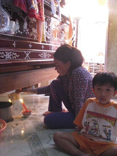 Nỗi đau người mẹ mất con trong vụ chìm tàu cá - 1 Nỗi đau người mẹ mất con trong vụ chìm tàu cá - 1