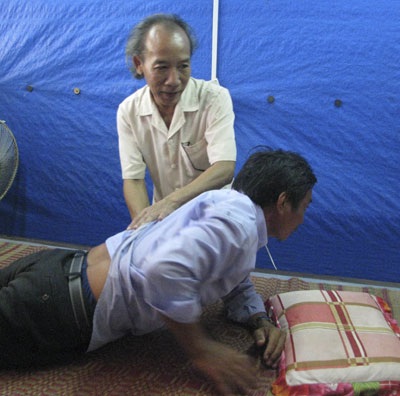 Chuyện lương y “không nhà” nuôi hàng chục đứa con - 3 Chuyện lương y “không nhà” nuôi hàng chục đứa con - 3