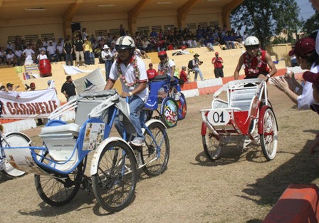 Đua xích lô vì các em cơ nhỡ  - 2
