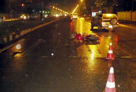 Xe máy đâm dải phân cách, một người tử nạn - 1