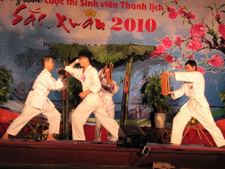 “Sắc xuân” của sinh viên Kinh tế - 2