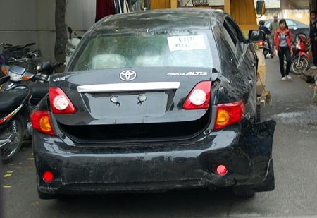 Xe Toyota cắm đầu xuống hồ Giảng Võ - 1 Xe Toyota cắm đầu xuống hồ Giảng Võ - 1