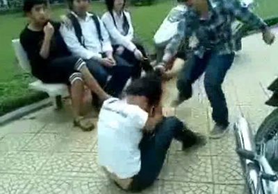Ra “phán quyết” kỷ luật các học sinh trong clip đánh bạn - 1