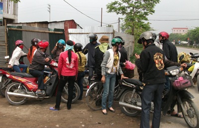 Gần 200 công nhân bãi công đòi tăng lương  - 1