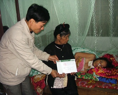 Trao quà tới hai hoàn cảnh éo le tại Hà Tĩnh - 2 Trao quà tới hai hoàn cảnh éo le tại Hà Tĩnh - 2