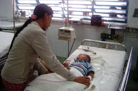 Người mẹ trẻ giành lại con từ tay “thủy thần” - 1 Người mẹ trẻ giành lại con từ tay “thủy thần” - 1