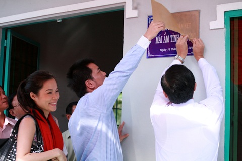 Mỹ Lệ “phò tá” chồng làm từ thiện - 2 Mỹ Lệ “phò tá” chồng làm từ thiện - 2