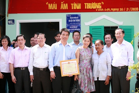 Mỹ Lệ “phò tá” chồng làm từ thiện - 7 Mỹ Lệ “phò tá” chồng làm từ thiện - 7