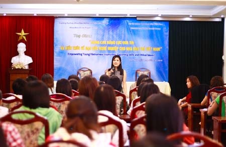 Nhà báo Thu Uyên tiết lộ kinh nghiệm với SV báo chí - 2 Nhà báo Thu Uyên tiết lộ kinh nghiệm với SV báo chí - 2