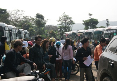 Hàng trăm công nhân xe buýt bãi công đòi quyền lợi - 1