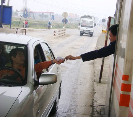 Tranh cãi quanh việc thu phí tại trạm Chương Mỹ - 1 Tranh cãi quanh việc thu phí tại trạm Chương Mỹ - 1