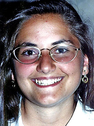 Phát hiện xác cô gái mất tích 17 năm trên mái nhà thờ - 2