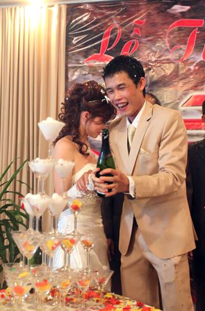Hiệp “Gà” bối rối trong ngày cưới vợ mới - 14 Hiệp “Gà” bối rối trong ngày cưới vợ mới - 14