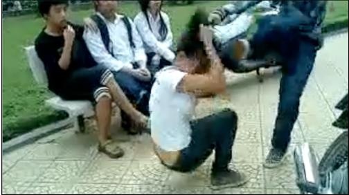 Kiểm điểm BGH trường có “nữ sinh đánh đập bạn” - 1