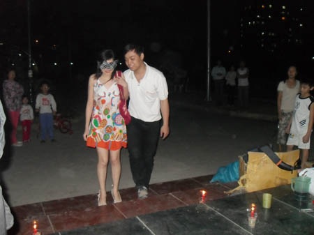 Màn tỏ tình “hoành tráng” tại công viên - 1 Màn tỏ tình “hoành tráng” tại công viên - 1