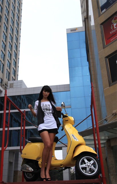 Người mẫu Hà Anh sành điệu bên Vespa - 4 Người mẫu Hà Anh sành điệu bên Vespa - 4