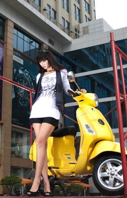Người mẫu Hà Anh sành điệu bên Vespa - 5 Người mẫu Hà Anh sành điệu bên Vespa - 5