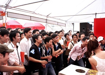 Nghệ sĩ cùng sinh viên IT khuấy động triển lãm BKIT Week 2010 - 3 Nghệ sĩ cùng sinh viên IT khuấy động triển lãm BKIT Week 2010 - 3