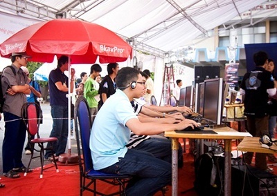 Nghệ sĩ cùng sinh viên IT khuấy động triển lãm BKIT Week 2010 - 8 Nghệ sĩ cùng sinh viên IT khuấy động triển lãm BKIT Week 2010 - 8
