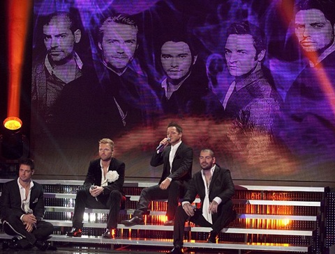 Boyzone biểu diễn tưởng nhớ Stephen Gately - 4 Boyzone biểu diễn tưởng nhớ Stephen Gately - 4