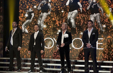 Boyzone biểu diễn tưởng nhớ Stephen Gately - 7 Boyzone biểu diễn tưởng nhớ Stephen Gately - 7