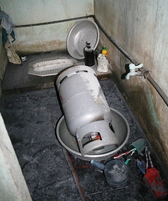 Cháy tại khu nhà trọ, 3 người bỏng nặng  - 2