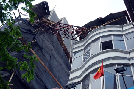 Hà Nội: Gẫy cẩu xây dựng, 3 xe máy bẹp dúm - 1