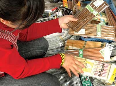 Cẩn thận khi dùng đũa sơn - 1 Cẩn thận khi dùng đũa sơn - 1