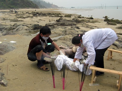 Phát hiện xác người đàn ông trôi dạt bên sông - 1 Phát hiện xác người đàn ông trôi dạt bên sông - 1