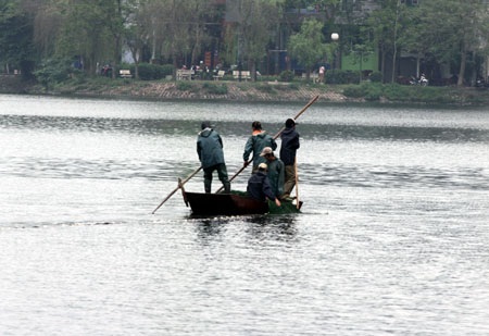 Cảnh đánh bắt cá chưa từng có ở hồ Trúc Bạch - 2 Cảnh đánh bắt cá chưa từng có ở hồ Trúc Bạch - 2