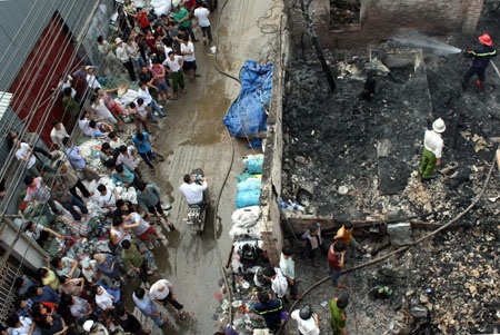 Hà Nội: Lửa ngùn ngụt thiêu rụi xưởng tái chế nhựa - 8