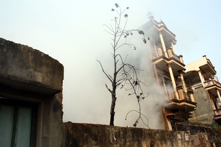 Hà Nội: Lửa ngùn ngụt thiêu rụi xưởng tái chế nhựa - 1