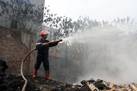 Hà Nội: Lửa ngùn ngụt thiêu rụi xưởng tái chế nhựa - 2