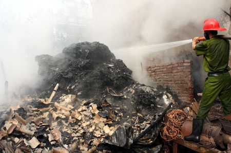 Hà Nội: Lửa ngùn ngụt thiêu rụi xưởng tái chế nhựa - 6