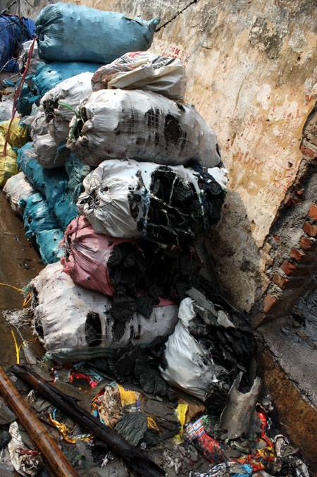 Hà Nội: Lửa ngùn ngụt thiêu rụi xưởng tái chế nhựa - 9