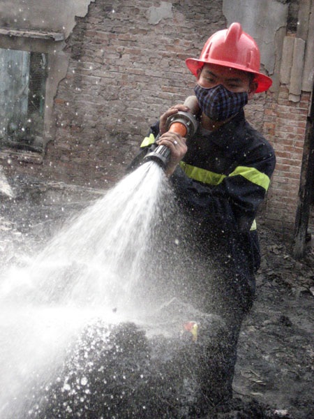 Hà Nội: Lửa ngùn ngụt thiêu rụi xưởng tái chế nhựa - 7