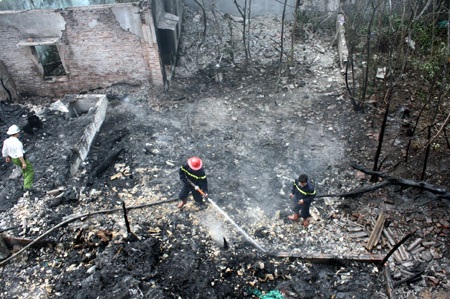 Hà Nội: Lửa ngùn ngụt thiêu rụi xưởng tái chế nhựa - 3