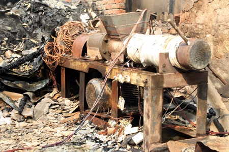 Hà Nội: Lửa ngùn ngụt thiêu rụi xưởng tái chế nhựa - 11