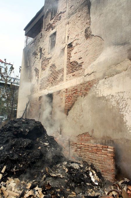 Hà Nội: Lửa ngùn ngụt thiêu rụi xưởng tái chế nhựa - 5