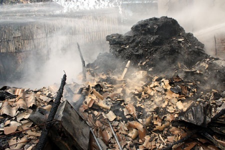 Hà Nội: Lửa ngùn ngụt thiêu rụi xưởng tái chế nhựa - 4