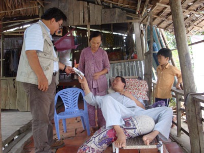 Bạn đọc trực tiếp giúp đỡ anh Bự tiền ghép sọ - 1 Bạn đọc trực tiếp giúp đỡ anh Bự tiền ghép sọ - 1